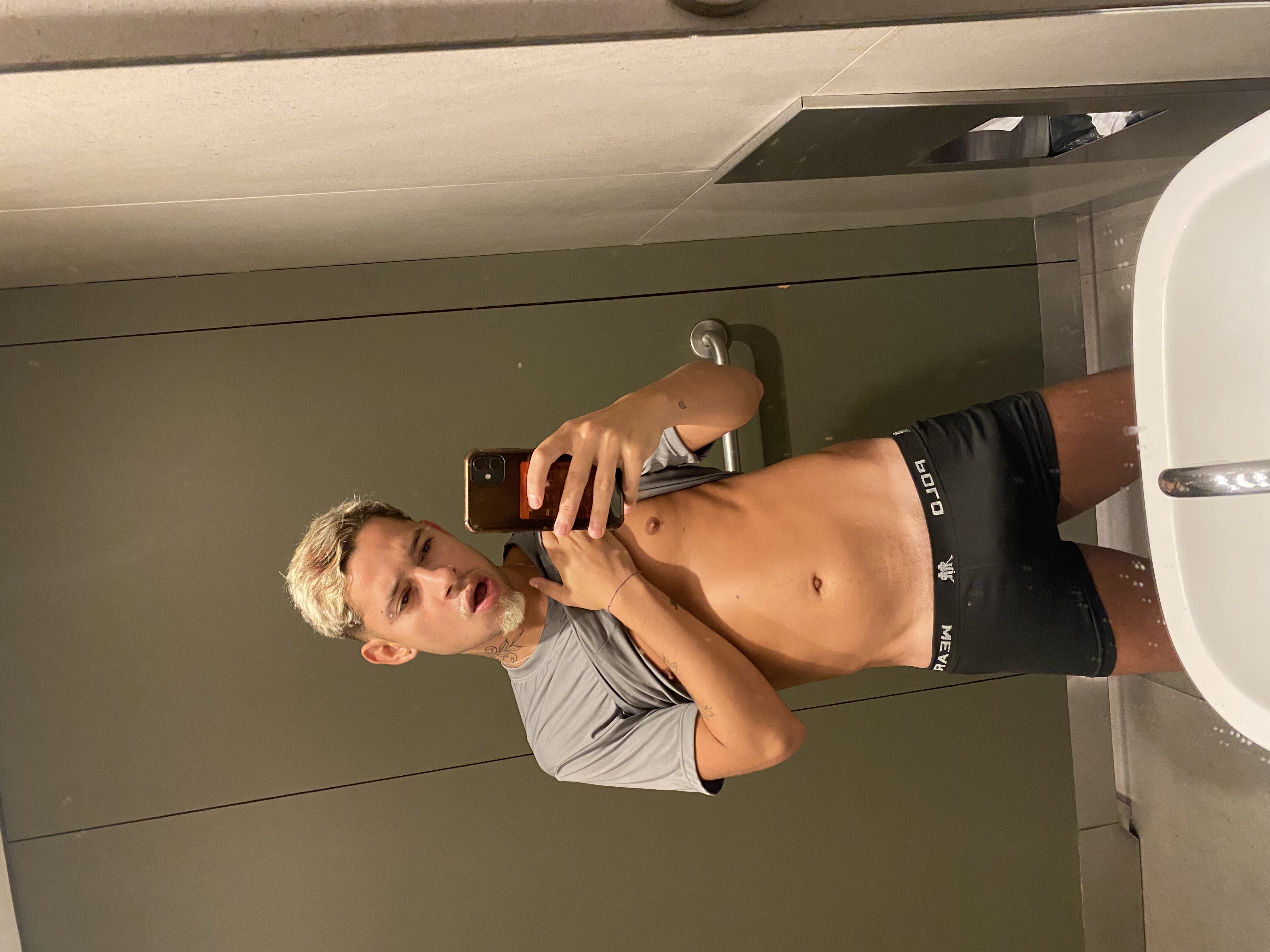 Gozada usando cueca branca no banheiro do shopping