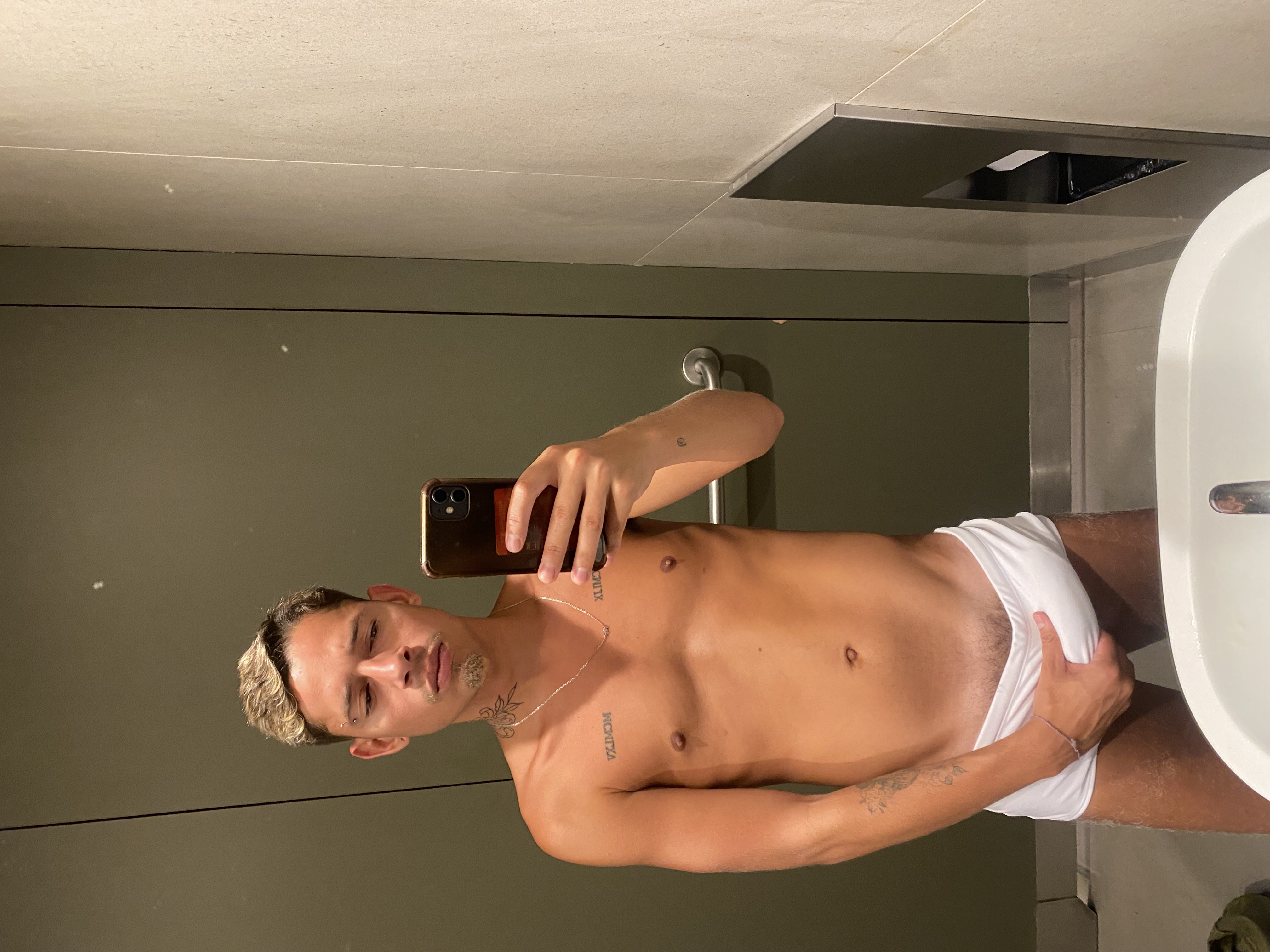 Gozando gostoso com a cueca nova