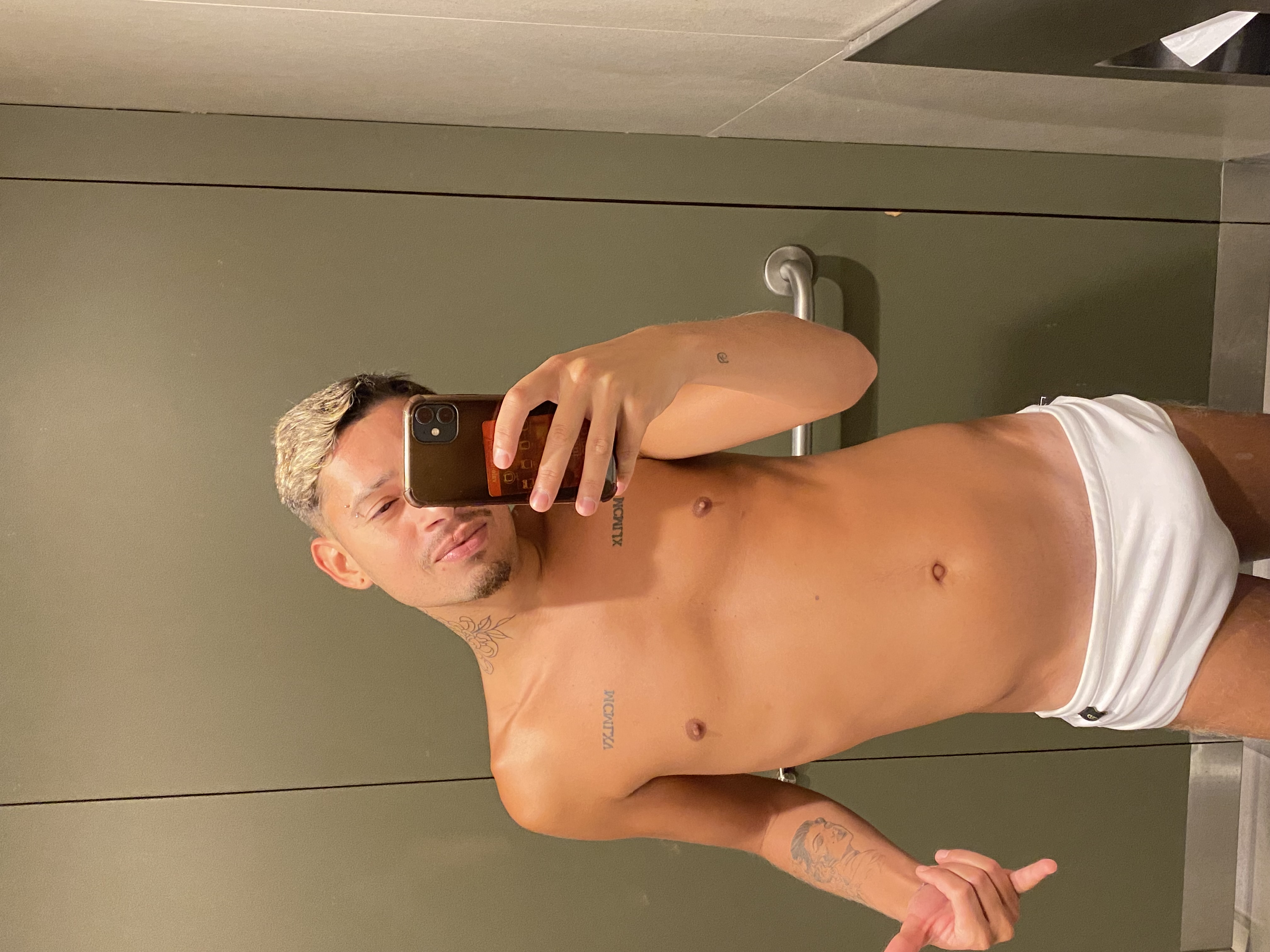 Gozei gostoso no banheiro do shopping com minha sunga branca