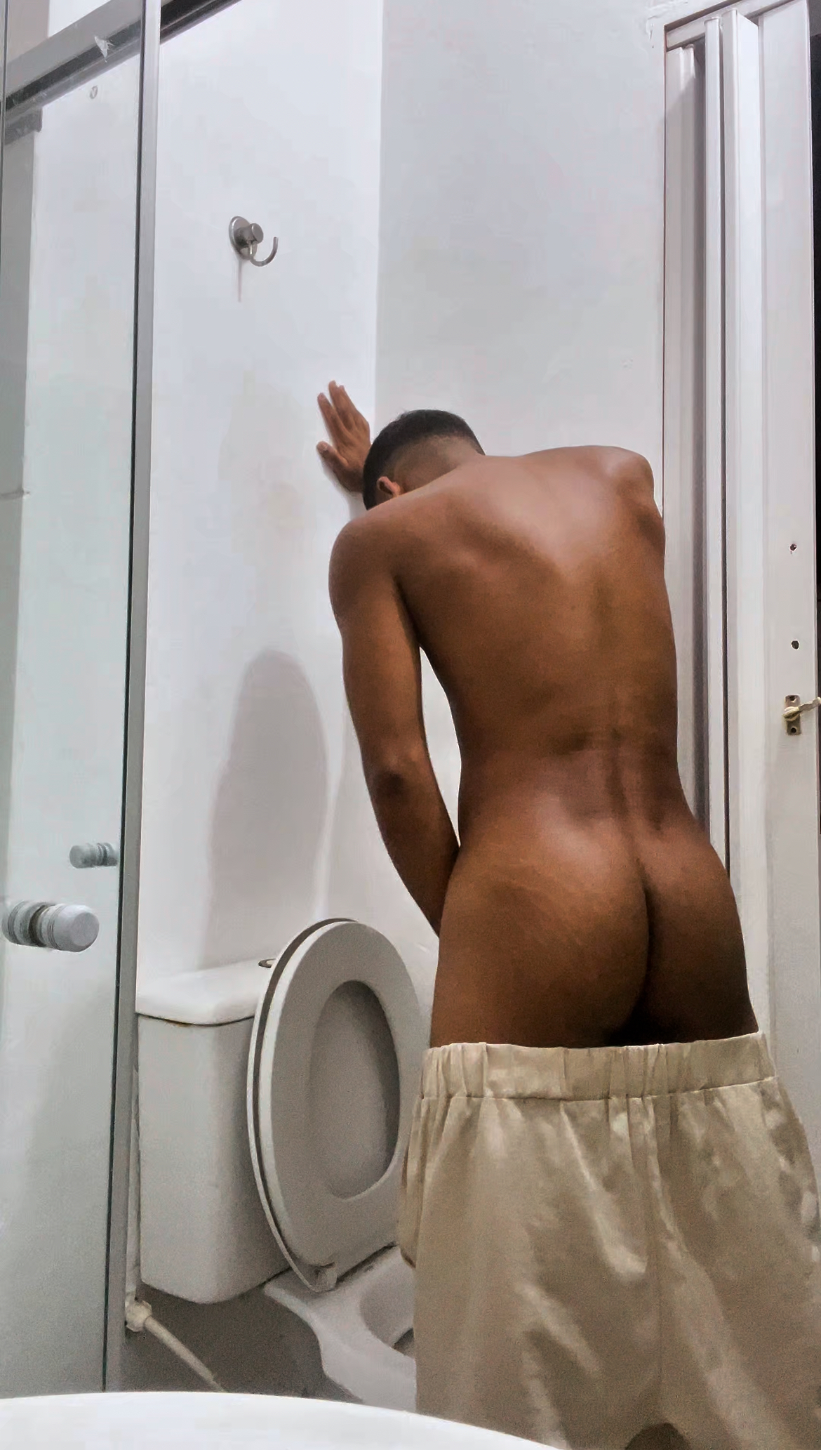 Novinho mijando e se exibindo