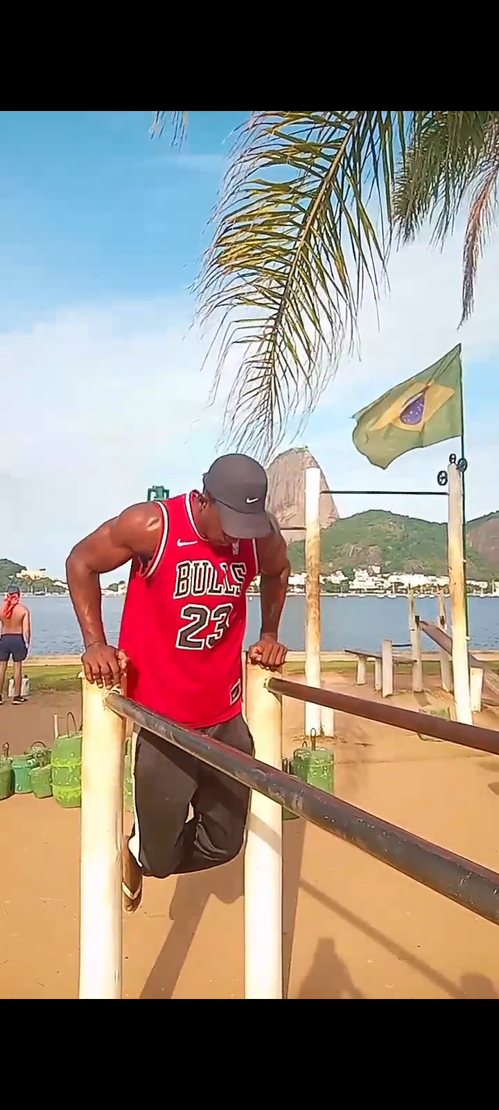 Black hetero musculoso  malhando no aterro do flamengo