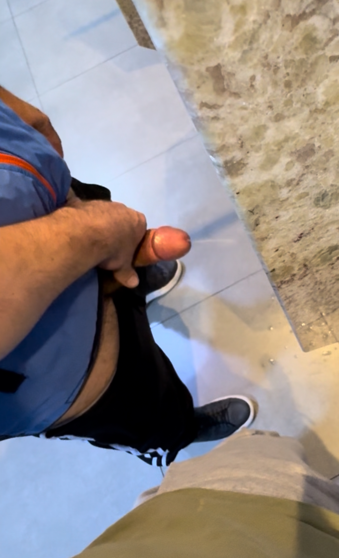 Batendo uma pro hétero no banheiro