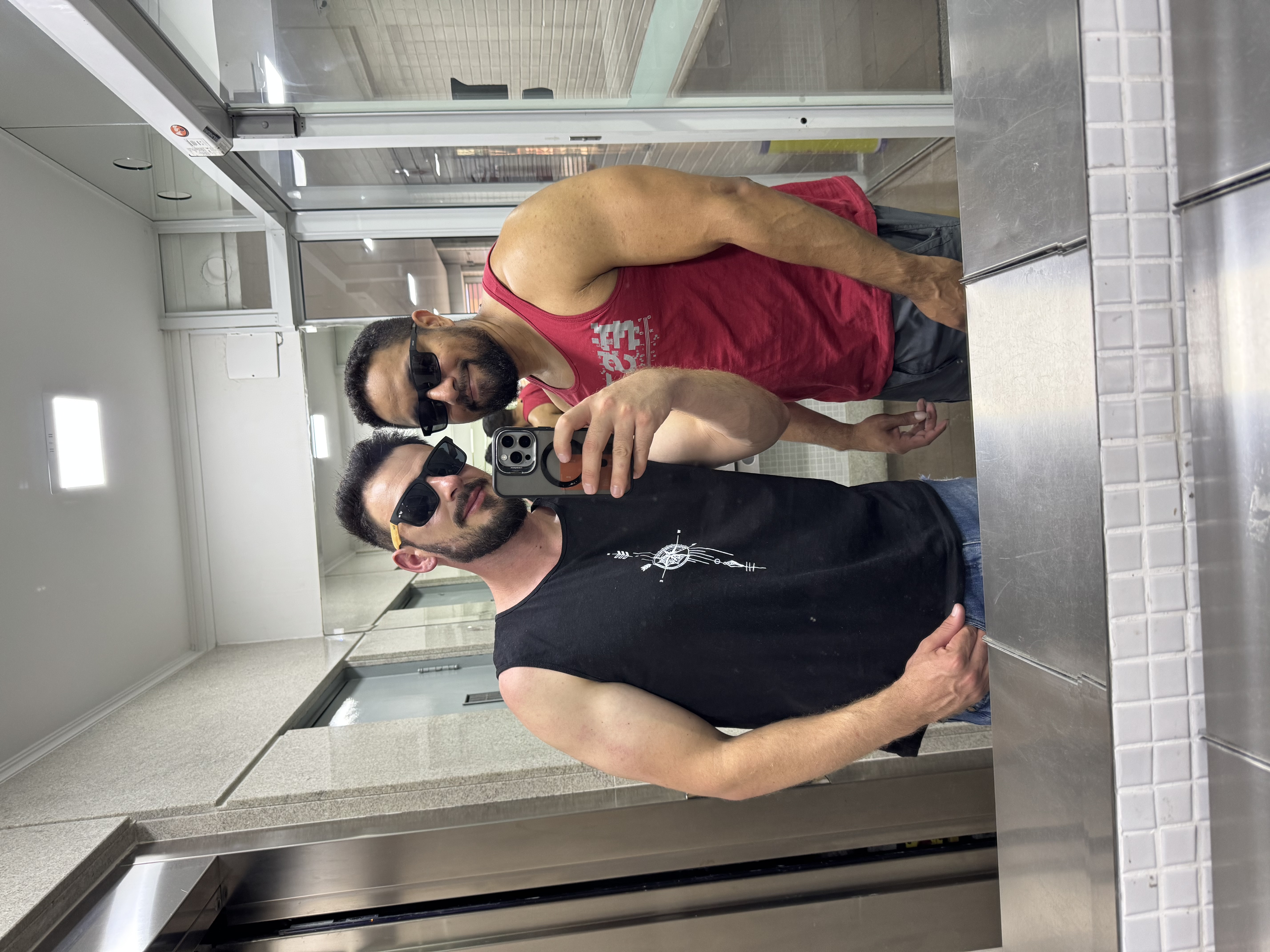 Me comeu no elevador do prédio