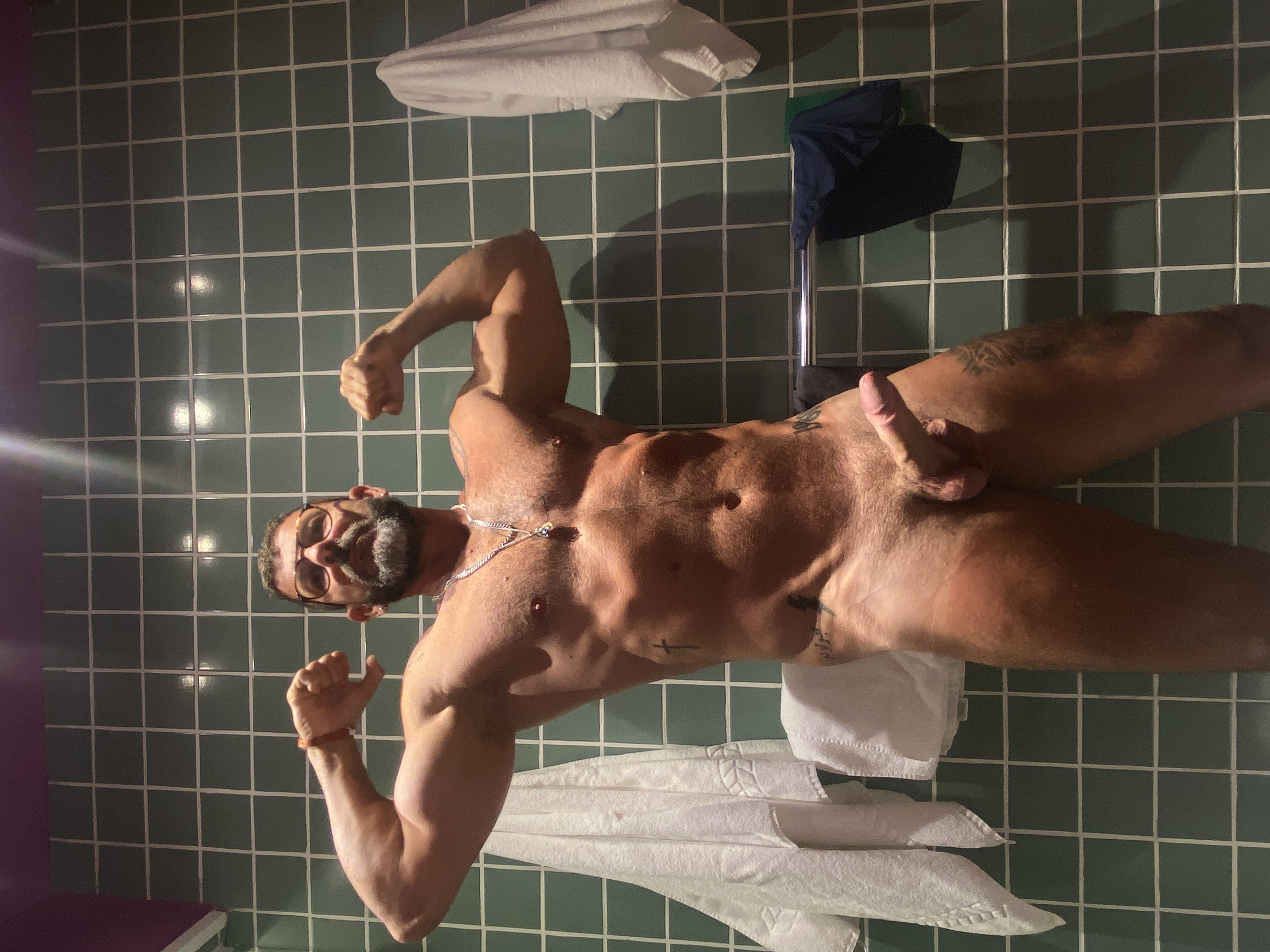 Cheguei da academia e gozei