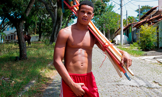 Vídeo pornô gay: O Vassoureiro  com Erick Dotadão